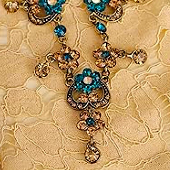 Medieval Vintage Love Flower Pendant Necklace Blue Sparkling Sapphire Stones - Picture 14 of 15